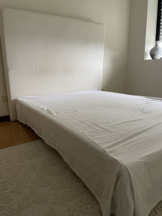 Cama com cabeceira em tecido