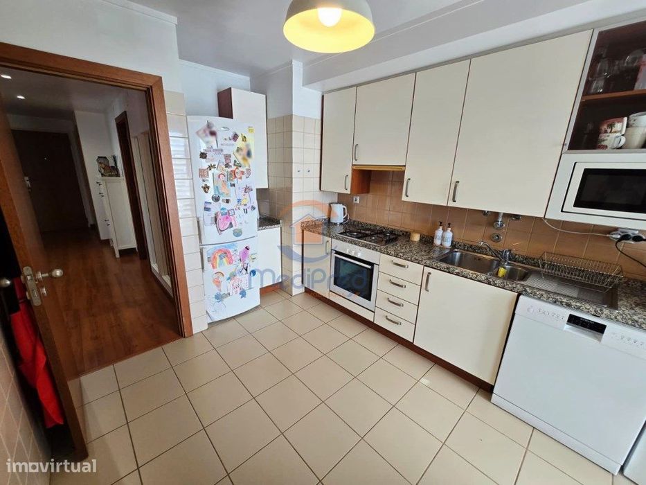 Apartamento T2 com Varanda, Parqueamento e Arrecadação | Alta de Li...