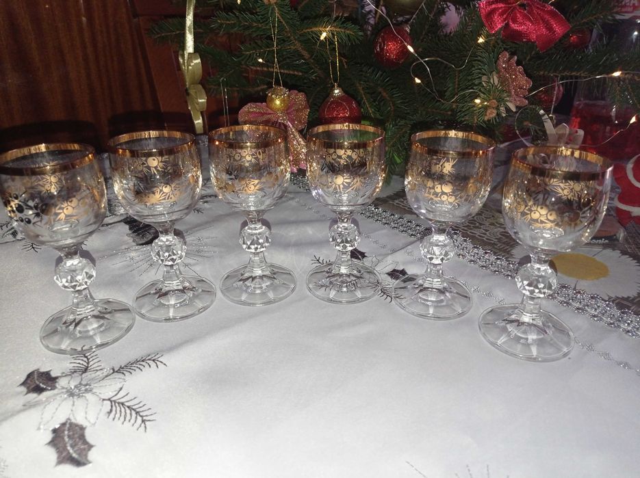 Kieliszki ze zlotym wzorem