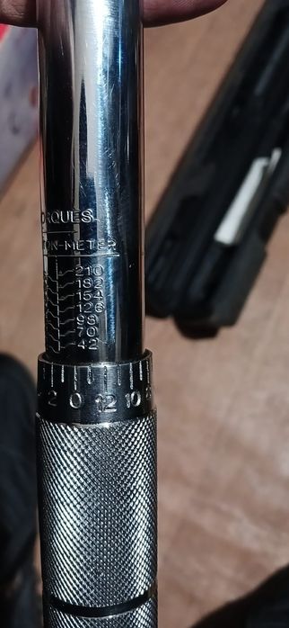 Динамометрический ключ Intertool 1/2 28-210