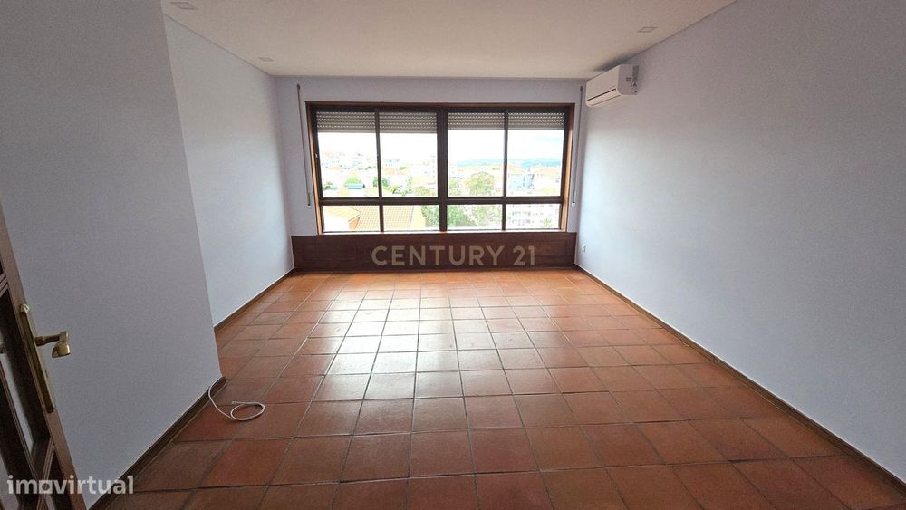 Arrendamento T3 com sótão, garagem e arrumo - Rua Padre Manuel da Nóbr