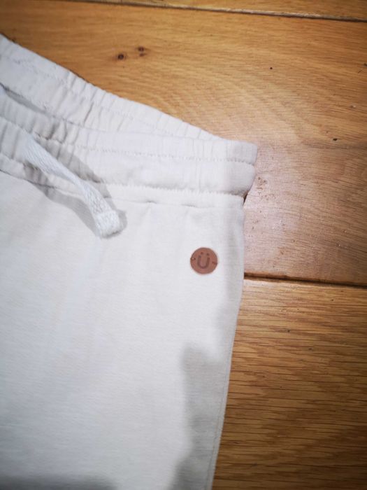 Ü by KappAhl kremowe spodnie dresowe 3/4 134/140 cm 12-13 lat