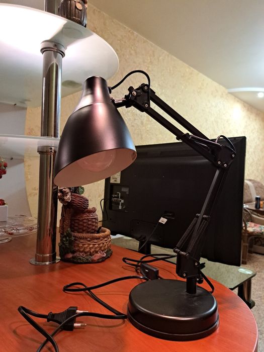 Продам настольную лампу