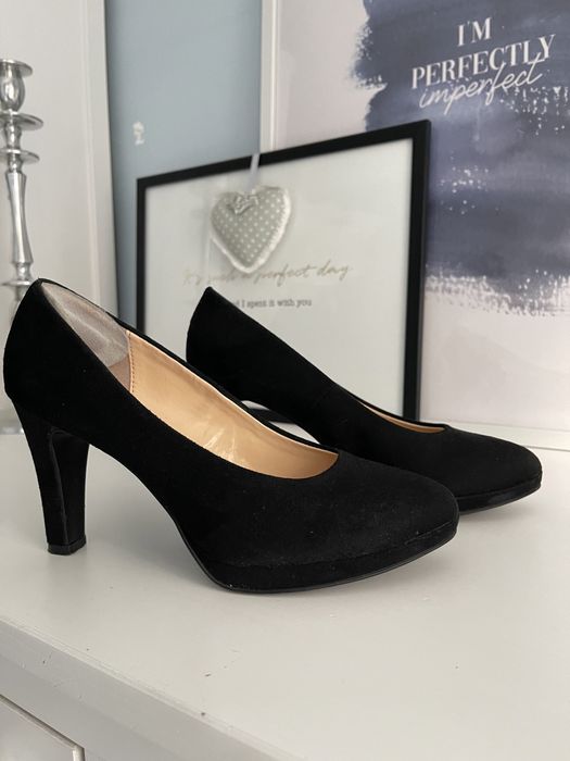 Zamszowe buty na obcasie