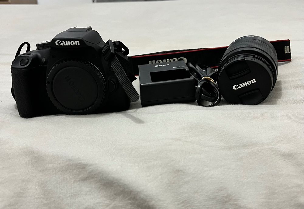 Câmara fotográfica CANON EOS 2000D