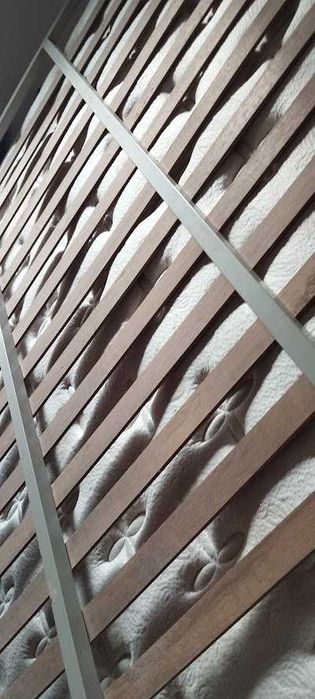 Cama de madeira linhas contemporânea
