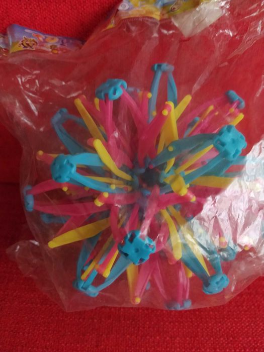 Bola Mágica em amarelo, rosa e azul turquesa