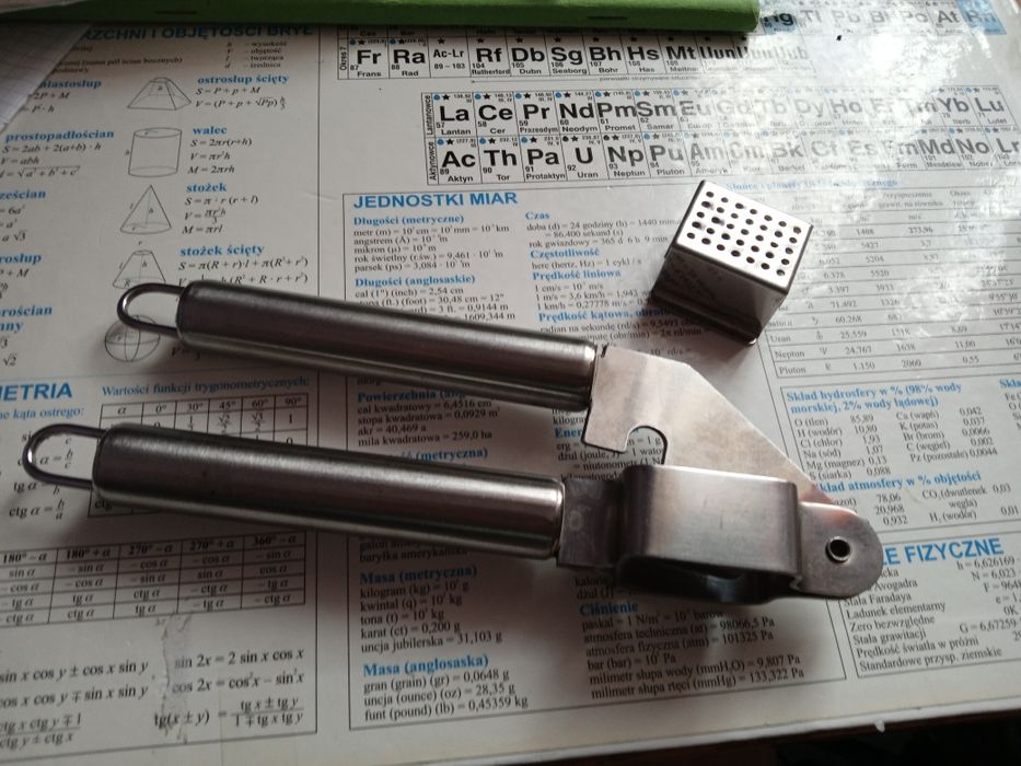 Wyciskarka do czosnku z wyciąganym pojemnikiem