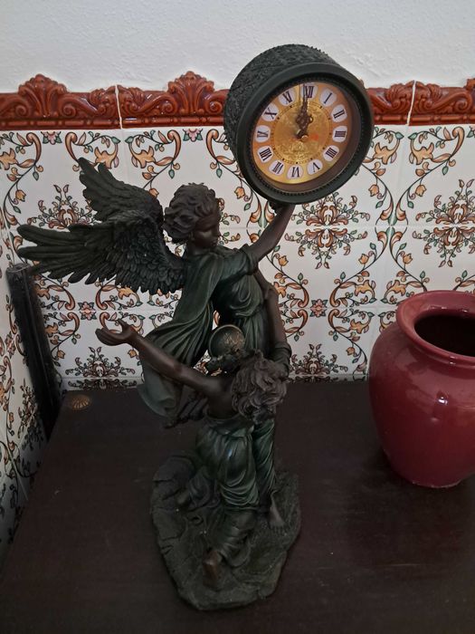 estatueta com relogio