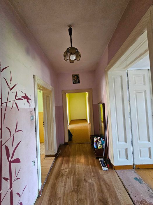 109,01 m2, 3 pokoje w kamienicy, blisko PKP – 2 duże piwnice, strych + komórka