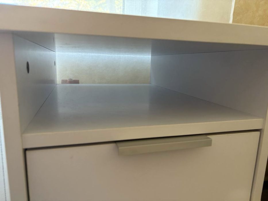 Стол письменный белый