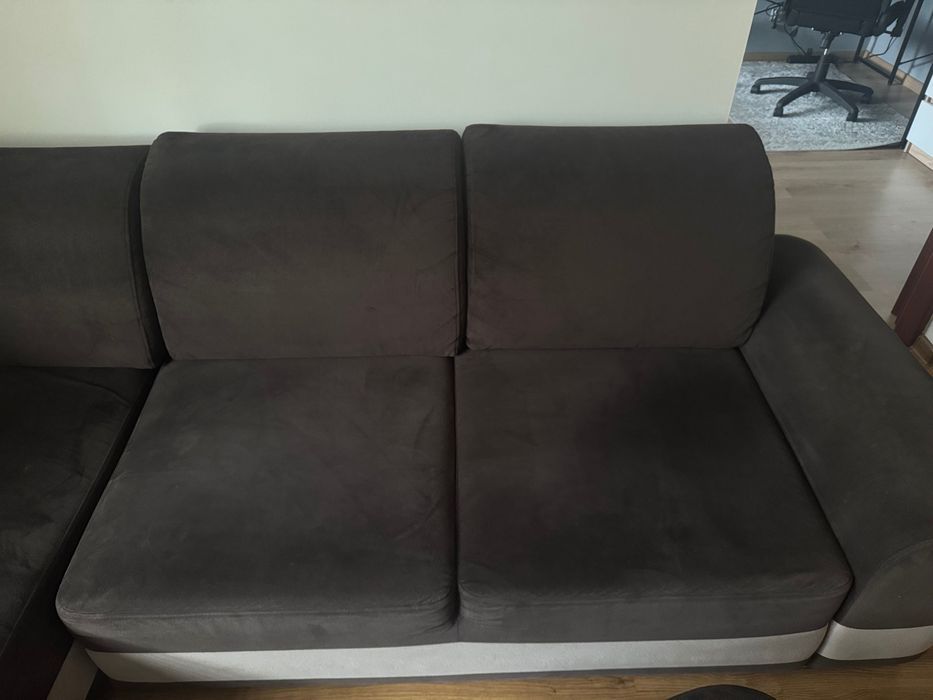 Narożnik z funkcją spania z pufą