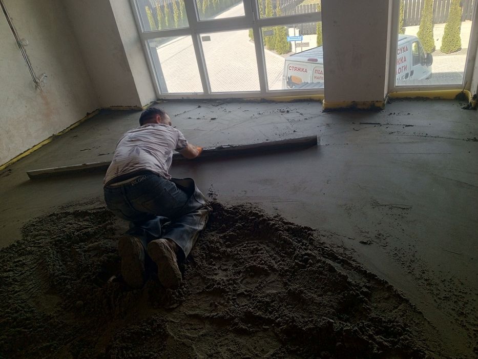 Професійна стяжка підлоги.