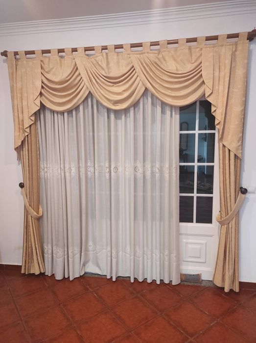Conjunto de três cortinados completos.