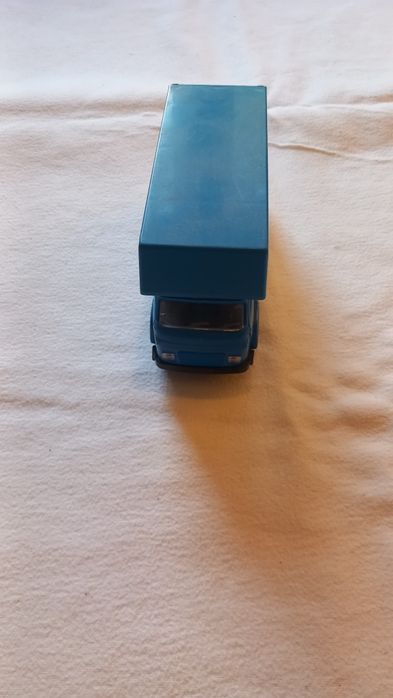 miniatura colecionável Norev Saviem SG4 "Racing Team Jimmy Mieusset", um camião em escala 1:43 produzido em plástico.