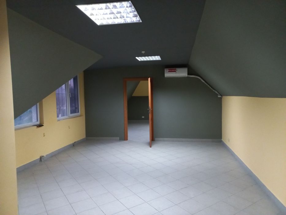 Трьохповерхова комерційна будівля, просторі  зали для торгівлі