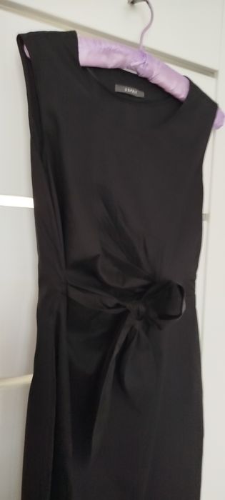 Czarna, taliowana sukienka ESPRIT midi