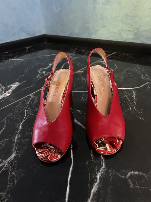 Яскраві червоні босоніжки з натуральної шкіри