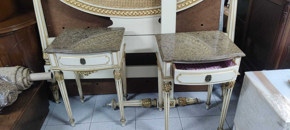 Cama solteiro grande com colchão e mesinhas cabeceira