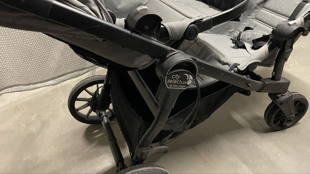 Carrinho  gemeos e cadeiras tudo em bom estado.