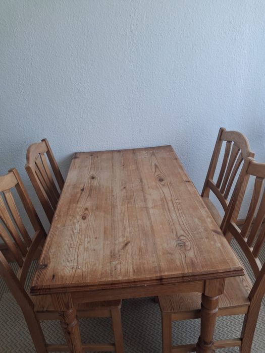 Drewniany stol i cztery krzesla zestaw