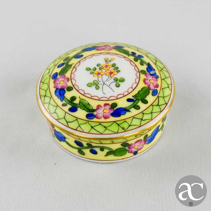 Caixa redonda em porcelana europeia, pintada à mão