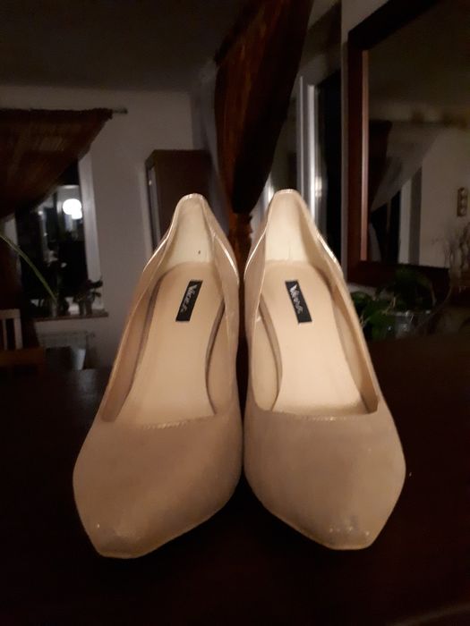 Eleganckie złote szpilki raz założone