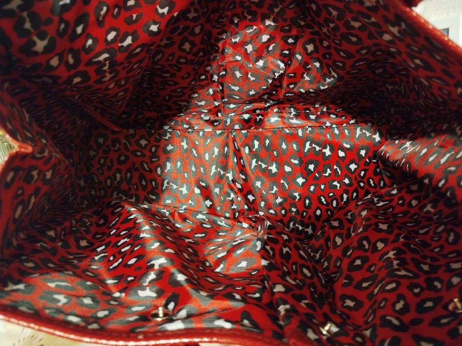 Сумка из лаковой кожи