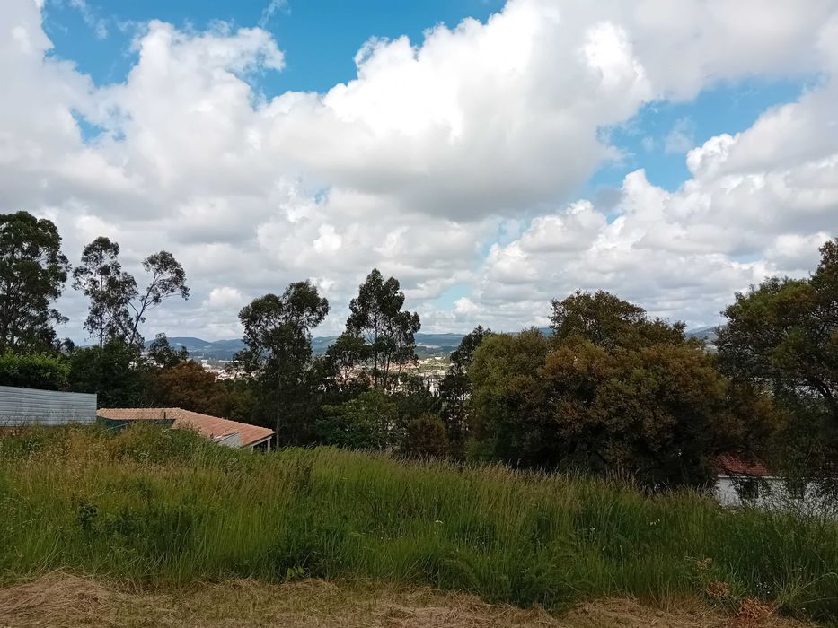 Terreno com vista panorâmica com 2 arruamentos,  nasceste e poente