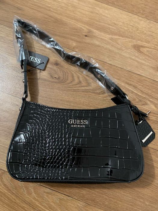 Трендова сумка багет лакова з екошкіри під крокодила чорна Guess