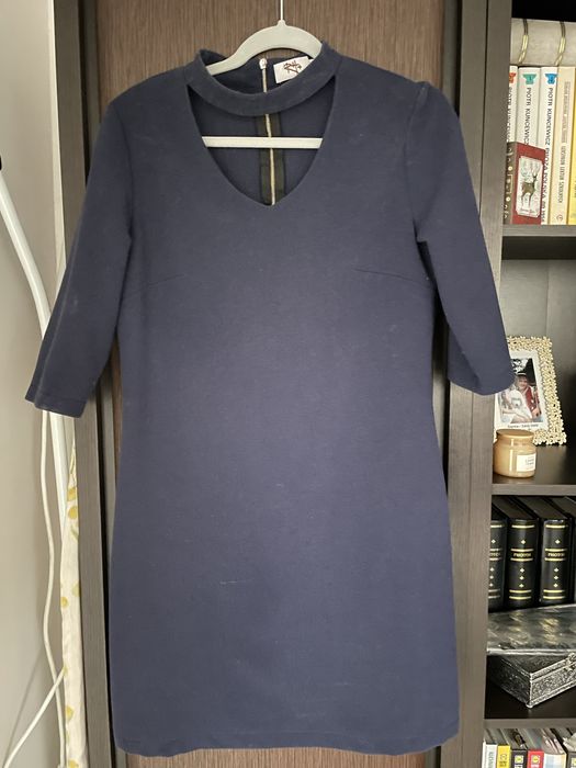 Sukienka w kolorze granatu.