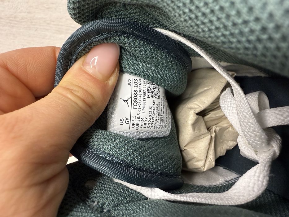 Кросівки жіночі AIR JORDAN 1 MID SE WHITE/GREY FQ8088-103