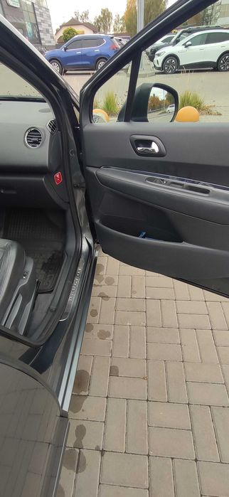 Автомобіль Peugeot 5008.