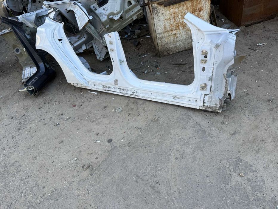 Поріг правий чверть Tesla Model S plaid 2022 ++