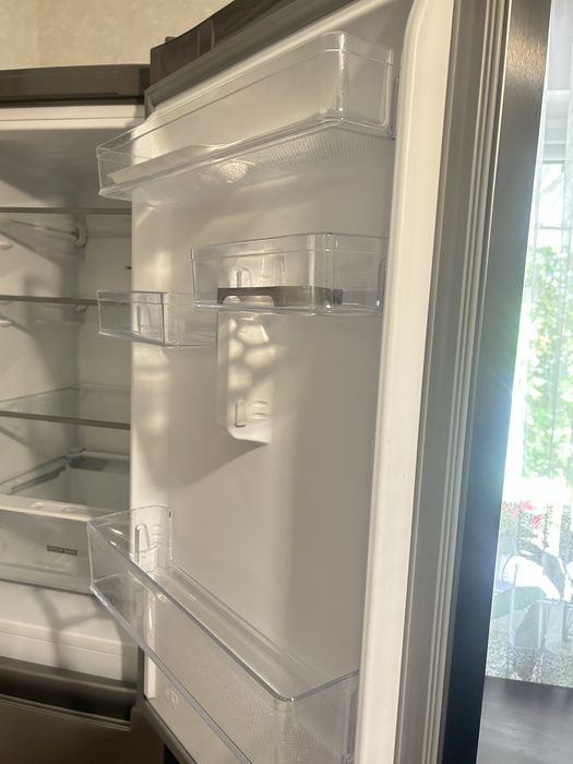 холодильник продам майже новий ( 1 рік в експлуатаціі)є гаранті