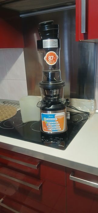 Sprzedam  nową wyciskarkę wolnoobrotowa MIDEA