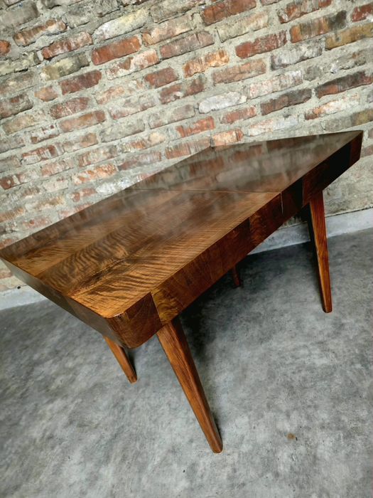 Stół Jitona po renowacji RARYTAS