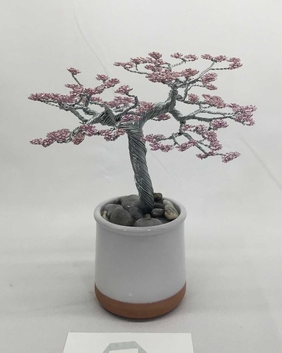 Elegância Atemporal: Bonsai de Arame com Folhagem Rosa