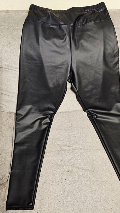 Nowe czarne matowe lateksowe, ocieplane leginsy, rozm M