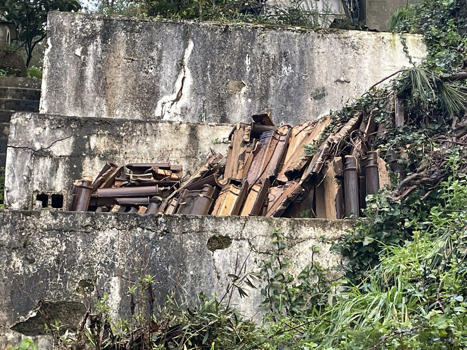 Telha castanha vidrada Umbelino Monteiro