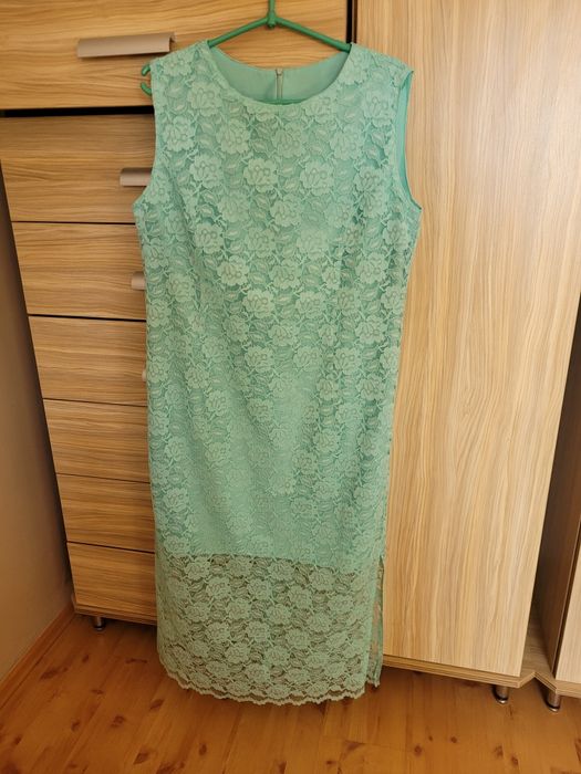 Długa koronkowa sukienka