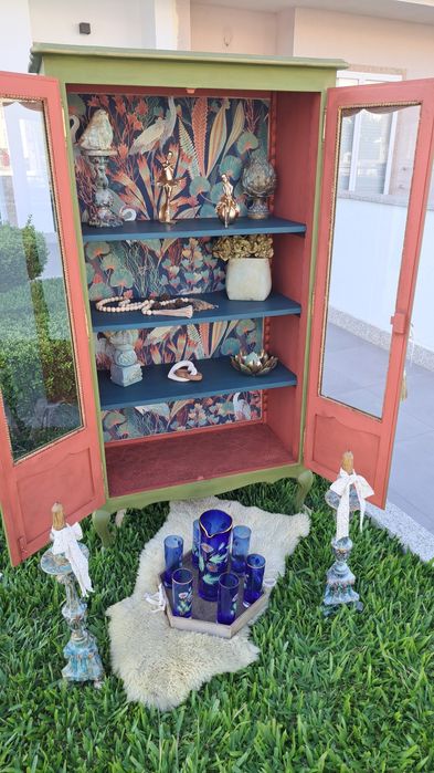 Vitrine verde, azul e pessego