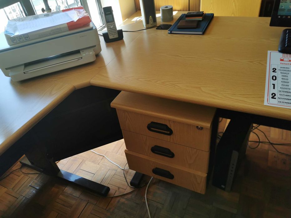 Secretária e armário de escritório