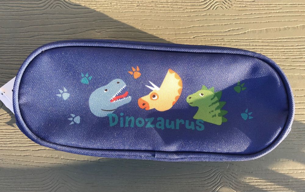 Nowy Piórnik Dinozaurus z dwiema kieszonkami.