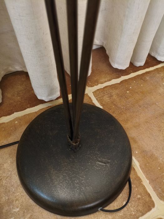 Candeeiro de pé alto em ferro