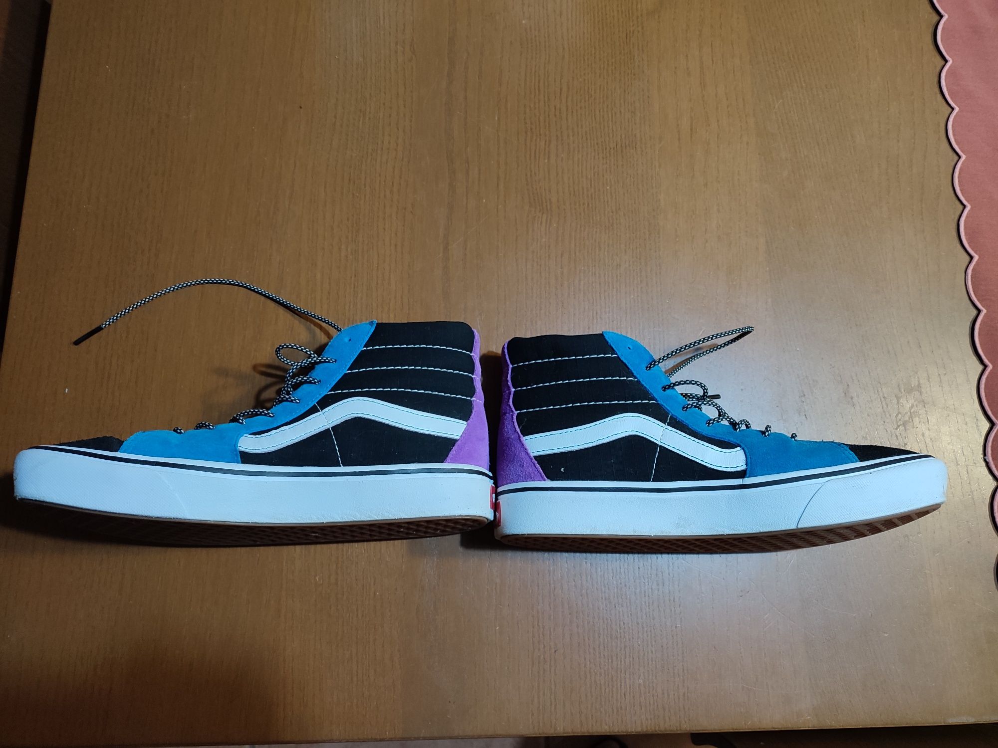 Vans azuis hotsell e pretas