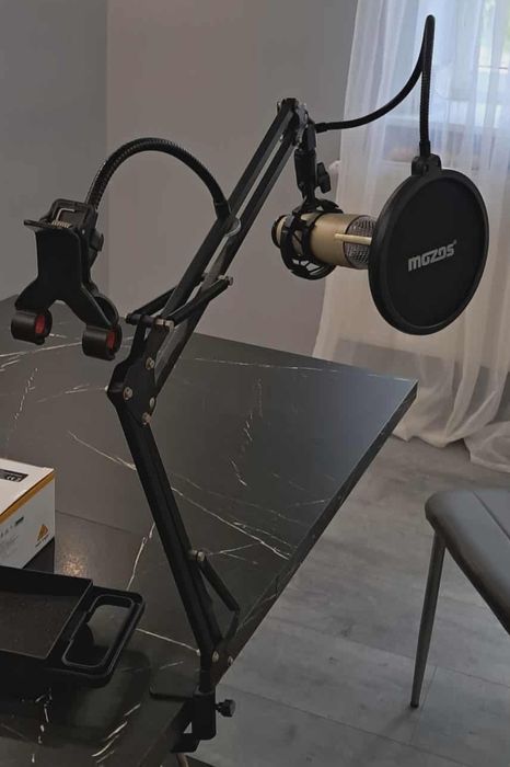 Mikrofon ze statywem 
Interfejs