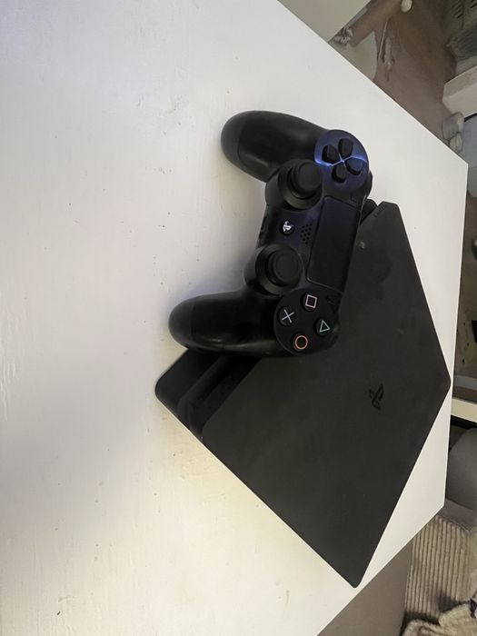 Ps4 z padem plus kierownica plus gry