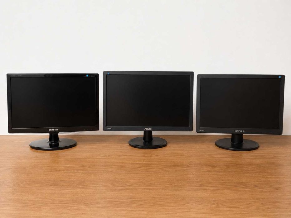 Lote de computadores, monitores e gravador Sony — tudo a funcionar