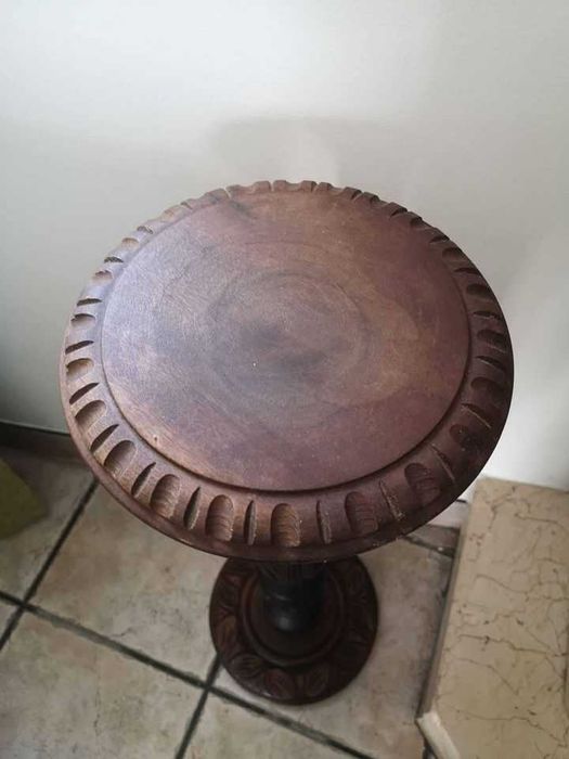 Antiga coluna em madeira